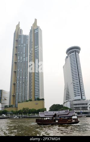 L'hotel Millennium Hilton e il complesso condominiale Magnolias Waterfront sul fiume Chao Phraya a Bangkok, Thailandia. Foto Stock