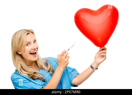 La cura per un cuore rotto. un infermiere senior pronto a somministrare un'iniezione in studio. Foto Stock
