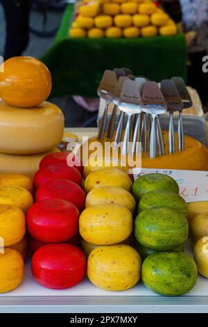 Diversi tipi di formaggio nel mercato di strada, Gouda, Paesi Bassi Foto Stock