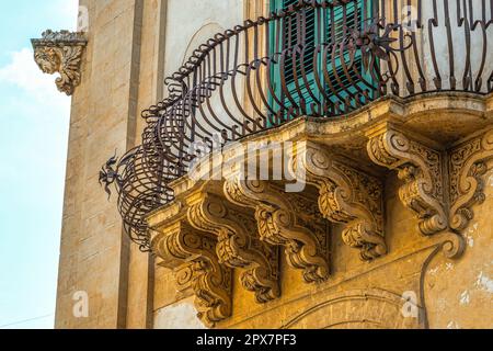 Decorazioni barocche dei balconi a noto. Noto, provincia di Siracusa, Sicilia, Italia, Europa Foto Stock