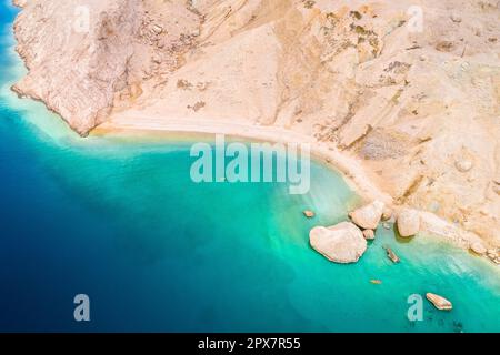 Metajna, isola di Pag. Famosa spiaggia di Beritnica nel deserto di pietra incredibile paesaggio vista aerea, Dalmazia regione della Croazia Foto Stock