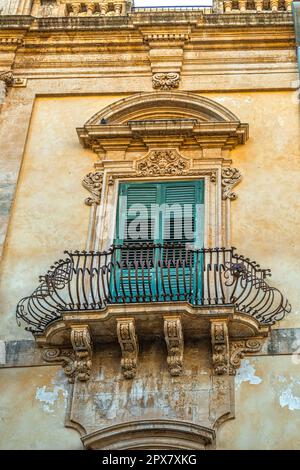 Decorazioni barocche dei balconi a noto. Noto, provincia di Siracusa, Sicilia, Italia, Europa Foto Stock