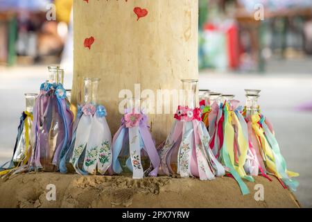 Particolare di decorazione popolare su bottiglie di vino, Rakvice, Moravia Meridionale, Repubblica Ceca Foto Stock