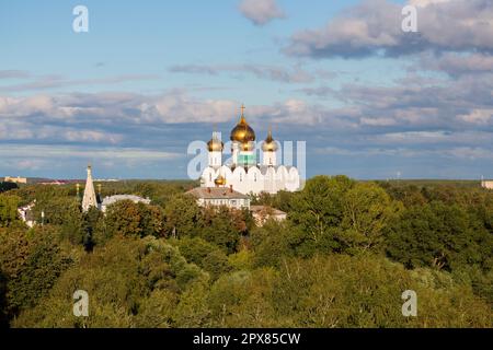 Vista della Cattedrale dell'Assunzione in estate contro il cielo blu. La città di Yaroslavl, l'anello d'oro turistico della Russia Foto Stock