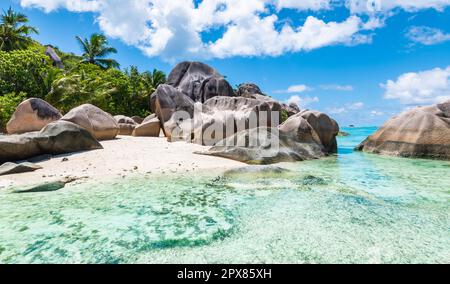 Bellissima spiaggia sull'isola di la Digue, alle Seychelles. Foto Stock