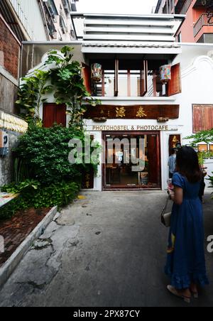 Il Photohostel & Photocafe a Talat noi, Bangkok, Thailandia. Foto Stock