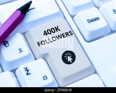 Segno di scrittura della mano 400K seguaci, parola per il numero di individui che seguono qualcuno dentro Foto Stock