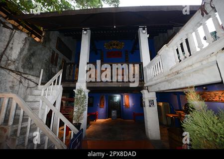 Una delle vecchie case in legno restaurate presso il ristorante e galleria Hong Sieng Kong sulle rive del fiume Chao Phraya a Bangkok, Thailandia. Foto Stock