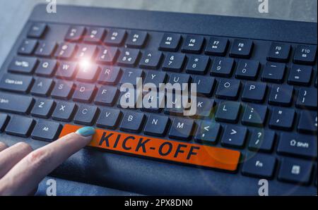 Testo scritto a mano Kick Off, inizio vetrina aziendale o ripresa della partita di calcio in cui il giocatore prende il pallone Foto Stock