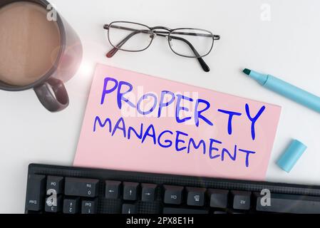 Scrittura che visualizza il testo Property Management, Panoramica aziendale supervisione del bene immobile valore conservato della struttura Foto Stock