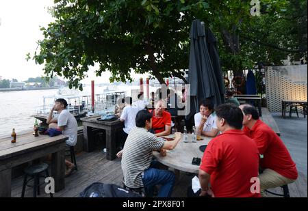 Il Chao Phraya si trova nel raffinato bar e ristorante di Hong Sieng Kong a Chareonkrung, Bangkok, Thailandia. Foto Stock