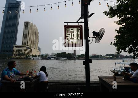 Il Chao Phraya si trova nel raffinato bar e ristorante di Hong Sieng Kong a Chareonkrung, Bangkok, Thailandia. Foto Stock