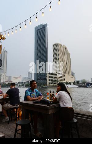 Il Chao Phraya si trova nel raffinato bar e ristorante di Hong Sieng Kong a Chareonkrung, Bangkok, Thailandia. Foto Stock