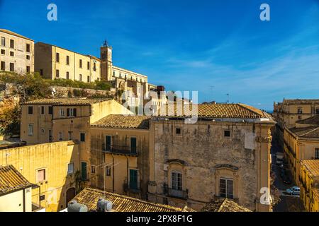 Scorci delle case e dei palazzi barocchi del centro storico della città siciliana di noto. Noto, provincia di Siracusa, Sicilia, Italia, Europa Foto Stock