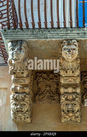 Decorazioni barocche dei balconi a noto. Noto, provincia di Siracusa, Sicilia, Italia, Europa Foto Stock