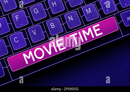 Segno di scrittura a mano tempo del film, foto concettuale l'ora programmata o effettiva in cui inizia uno spettacolo o un film Foto Stock