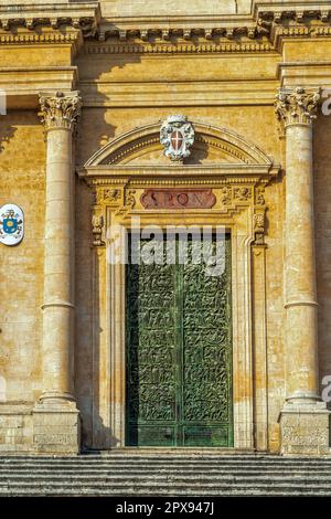 Dettagli della facciata della Cattedrale di San Nicolò, restaurata nel 18th ° secolo in stile barocco siciliano con una cupola neoclassica. Noto, Siracusa Foto Stock