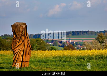 Strada della scultura vicino a Baltersweiler con vista sulla casa di missione, Saarland, Germania Foto Stock