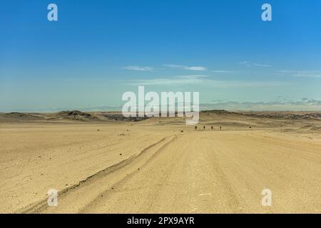 Strada di sabbia attraverso il paesaggio lunare vicino Swakopmund, Namibia Foto Stock