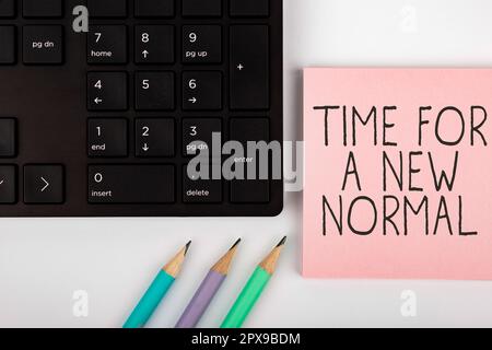 Scrittura a mano del testo tempo per Un nuovo normale, parola scritta sopra fare un cambiamento drammatico grande sostituire il previsto Foto Stock