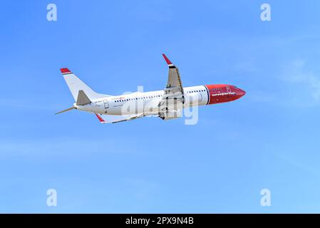 Barcellona, ​​Spain; 12 marzo 2023: Aereo Boeing 737-800 della Norwegian Air Suecia, decollo dalla Josep Tarradellas Barcelona Foto Stock