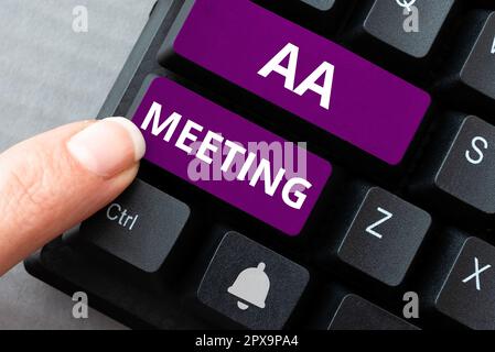 Scrittura visualizzazione di testo AA Meeting, Internet concetto di raccolta di persone dipendenti da alcol per la cura e il trattamento Foto Stock