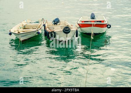 Tre piccole barche ormeggiate al Club Navale di Cascais, Portogallo Foto Stock