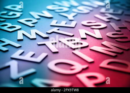 Solido misto lettere pila closeup photo. Istruzione il concetto di sfondo Foto Stock