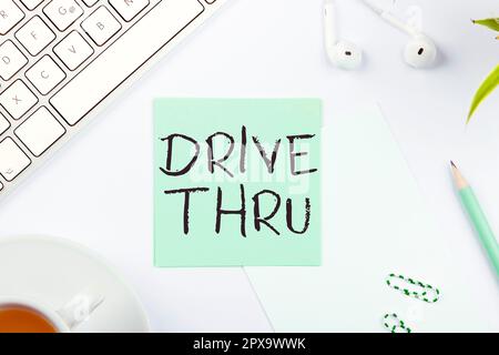 Scrittura visualizzazione di testo Drive Thru, luogo concettuale Internet in cui è possibile ottenere il tipo di servizio guidandolo attraverso di esso Foto Stock