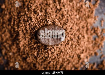 Carni arrosto di chicco di caffè getta sul mucchio di caffè macinato Foto Stock
