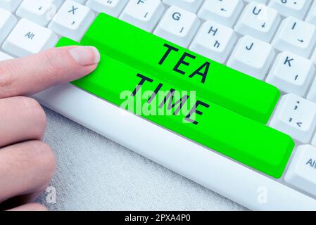 Scrittura che visualizza il testo tempo del tè, concetto di affari il tempo nel pomeriggio quando alcune persone mangiano un piccolo pasto Foto Stock