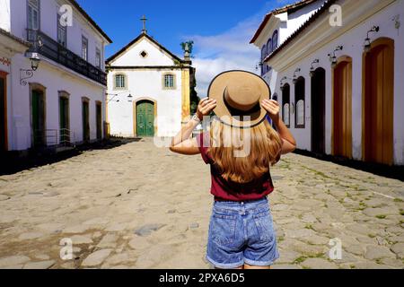 Bella ragazza che visita la città storica di Paraty, Rio de janeiro, Brasile Foto Stock