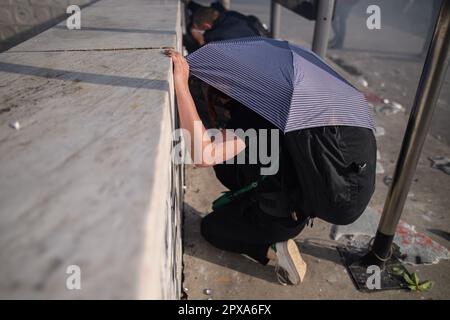 Parigi, Francia. 1st maggio, 2023. I dimostranti si proteggono dagli incendi di LBD durante la manifestazione del giorno 2023 di maggio a Parigi. Credit: LE PICTORIUM/Alamy Live News Foto Stock