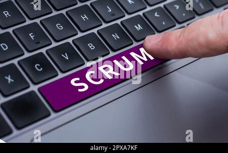 Scrittura che mostra il testo Scrum, Word scritto sulla scrittura a mano come distinto dai caratteri scritti di stampa di gioco Foto Stock