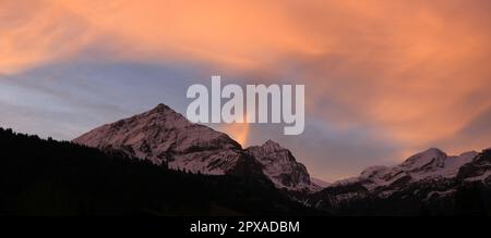 Nuvole luminose sulle montagne vicino a Gstaad, Svizzera. Foto Stock