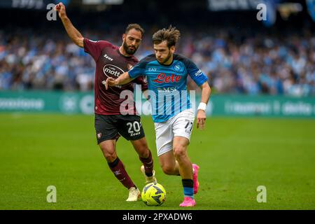 Napoli, Italia. 30 Apr, 2023. Grigoris Kastanos di US Salernitana compete per la palla con Khvicha Kvaratskhelia di SSC Napoli durante la Serie A MAT Foto Stock