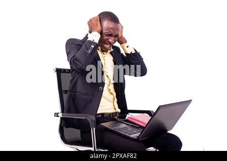 ritratto di un uomo d'affari malato seduto su una sedia che soffre di grave dolore alla testa. avere un mal di testa. Foto Stock