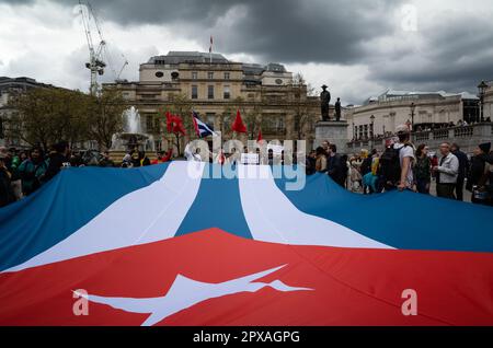 I manifestanti del giorno di maggio svelano un'enorme bandiera cubana a Trafalgar Square, Londra, 1 2023 maggio. Foto Stock