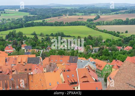 Vista della città di Stoplen dall'altezza della torre di guardia di una fortezza medievale Burg (castello) Stolpen su una montagna basaltica. Sassonia. Germania. Foto Stock