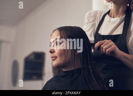 Capelli che cade inizia al salone. una bella giovane donna che fa i suoi capelli al salone. Foto Stock