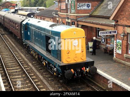 Locomotiva elettrica diesel di classe 20 britannica che arriva alla stazione di Bewdley sulla ferrovia a valle di Severn. Foto Stock