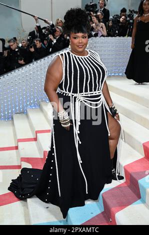 New York, Stati Uniti. 1st maggio, 2023. New York, Stati Uniti. 1st maggio 2023. Lizzo arriva al Met Gala 2023 al Metropolitan Museum of Art di New York. Il tema di quest'anno è Karl Lagerfeld Una linea di bellezza. Credit: Doug Peters/Alamy Live News Foto Stock