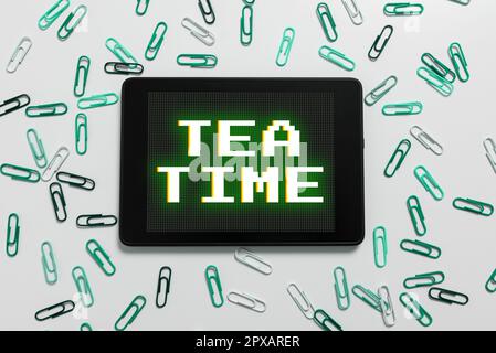 Visualizzazione concettuale tempo del tè, approccio aziendale il tempo nel pomeriggio, quando alcune persone mangiano un piccolo pasto Foto Stock