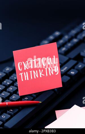 Segno di testo che mostra il pensiero critico, concetto che significa sequenza di fasi di un progetto che richiede il tempo più lungo Foto Stock