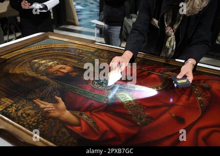 Gent, Belgio. 02nd maggio, 2023. Un momento di stampa sull'inizio della terza fase del restauro dell'Agnello Mistico martedì 02 maggio 2023, a Gent. I pannelli del registro superiore dei pannelli interni della cattedrale saranno smantellati e trasferiti al Museo di Belle Arti di Gent. La pala d'altare 'Het Lam Gods' (l'Adorazione dell'Agnello Mistico) di Hubert e Jan van Eyck, si trova nella Cattedrale di Sint-Baafs (Cattedrale di San Bavo) a Gent. FOTO DI BELGA JAMES ARTHUR GEKIERE Credit: Belga News Agency/Alamy Live News Foto Stock