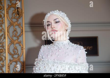 NEW YORK, NEW YORK - 01 MAGGIO: AVA Max indossa Christian Siriano, parte dal Pierre Hotel per il 2023° Met Gala il 01 maggio 2023 a New York City. Foto Stock