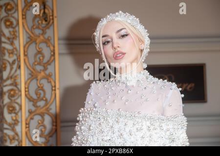 NEW YORK, NEW YORK - 01 MAGGIO: AVA Max indossa Christian Siriano, parte dal Pierre Hotel per il 2023° Met Gala il 01 maggio 2023 a New York City. Foto Stock