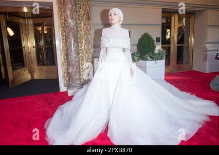 NEW YORK, NEW YORK - 01 MAGGIO: AVA Max indossa Christian Siriano, parte dal Pierre Hotel per il 2023° Met Gala il 01 maggio 2023 a New York City. Foto Stock