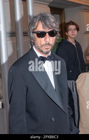 New York, Stati Uniti. 01st maggio, 2023. NEW YORK, NEW YORK - 01 MAGGIO: Il designer Pierpaolo Piccioli parte dal Pierre Hotel per il 2023° Met Gala il 01 maggio 2023 a New York City. Credit: Ron Adar/Alamy Live News Foto Stock