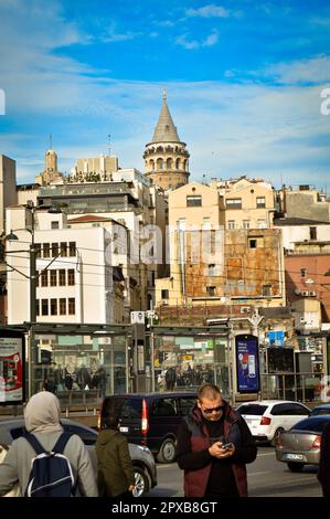 Il Ponte di Galata e la Torre di Galata, uno dei luoghi più visitati del bosforo di Istanbul, 21 gennaio 2023 Eminonu Istanbul Turchia Foto Stock